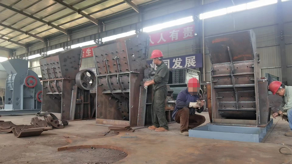 细碎湿度大的固体物料，双级破碎机是理想设备选择